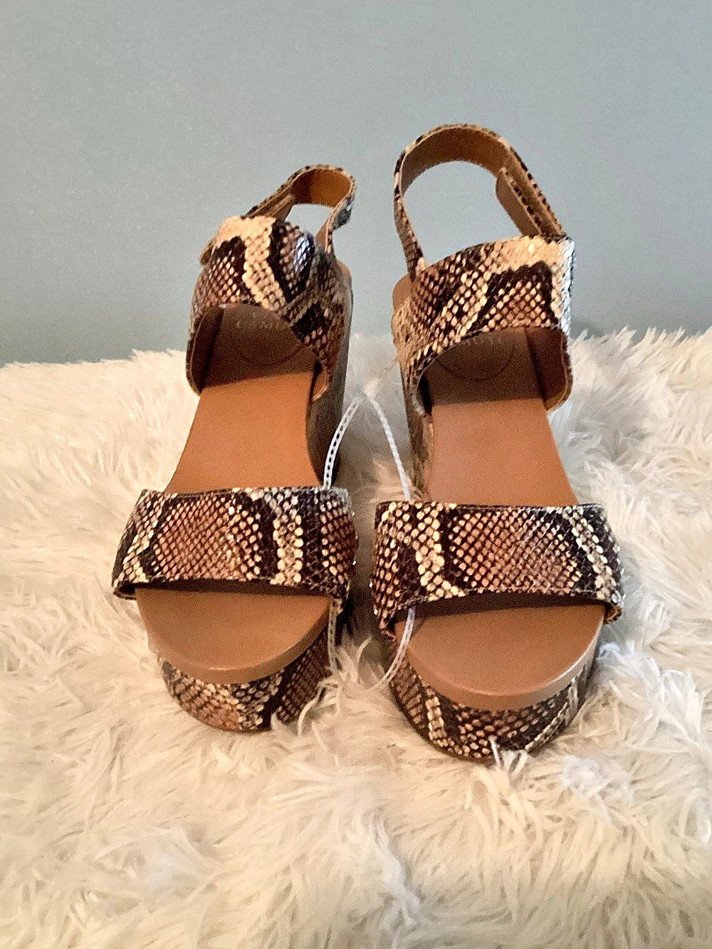 🐘🌹 Vince Camuto Snakeskin Print Wedge Sandals